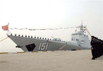 Tàu khu trục tên lửa Trịnh Châu, số hiệu 151 Type 052C của Hạm đội Đông Hải, Hải quân Trung Quốc, biên chế ngày 26 tháng 12 năm 2013 Tàu khu trục tên lửa Trịnh Châu, số hiệu 151 Type 052C của Hạm đội Đông Hải, Hải quân Trung Quốc, biên chế ngày 26 tháng 12 năm 2013
