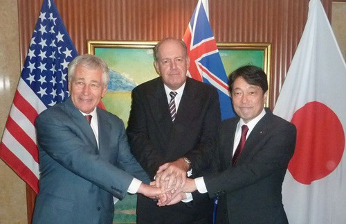 Bộ trưởng Quốc phòng Mỹ Chuck Hagel, Bộ trưởng Quốc phòng Australia David Johnston và Bộ trưởng Quốc phòng Nhật Itsunori Onodera bên lề hội nghị an ninh châu Á - Đối thoại Shangri-La năm 2014 Bộ trưởng Quốc phòng Mỹ Chuck Hagel, Bộ trưởng Quốc phòng Australia David Johnston và Bộ trưởng Quốc phòng Nhật Itsunori Onodera bên lề hội nghị an ninh châu Á - Đối thoại Shangri-La năm 2014