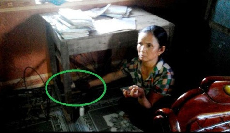 Vị trí một con rắn lục đuôi đỏ bò vào nhà ở ngay dưới chân bàn học của con chị Nguyễn Thị Thành, xóm 3, xã Khánh Sơn được con chị phát hiện thấy Vị trí một con rắn lục đuôi đỏ bò vào nhà ở ngay dưới chân bàn học của con chị Nguyễn Thị Thành, xóm 3, xã Khánh Sơn được con chị phát hiện thấy
