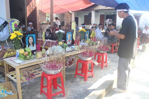 Vụ tai nạn đã làm 2 vợ chồng anh Tráng và con trai tử vong để lai đứa con út chỉ mới 8 tháng tuổi Vụ tai nạn đã làm 2 vợ chồng anh Tráng và con trai tử vong để lai đứa con út chỉ mới 8 tháng tuổi