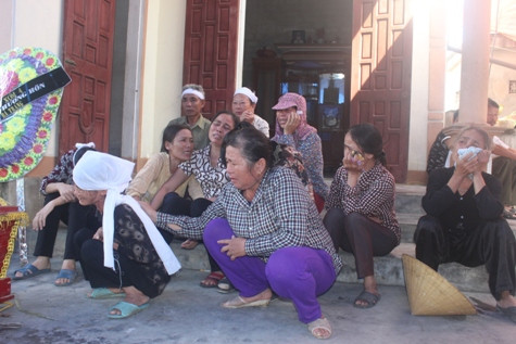 Nỗi đau của người thân và những người đến chia buồn trước tai nạn thảm thương cướp đi 3 sinh mạng trong gia đình anh Tráng Nỗi đau của người thân và những người đến chia buồn trước tai nạn thảm thương cướp đi 3 sinh mạng trong gia đình anh Tráng