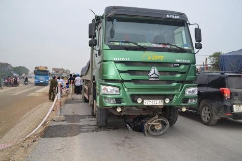 Hiện trường vụ tai nạn nơi 3 người trong gia đình anh Tráng đã tử vong dưới bánh xe tải Hiện trường vụ tai nạn nơi 3 người trong gia đình anh Tráng đã tử vong dưới bánh xe tải