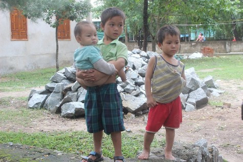 Ngoài việc T. thường xuyên trộm tiền thì vợ chồng chị Nhung còn phải nuôi 3 đứa con còn nhỏ Ngoài việc T. thường xuyên trộm tiền thì vợ chồng chị Nhung còn phải nuôi 3 đứa con còn nhỏ