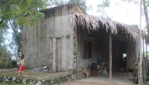 Với nghề nghiệp của cả 2 vợ chồng đều làm nghề thả lưới với thu nhập vài chục nghìn mỗi ngày nên đến nay cả gia đình chị Nhung với 6 con người vẫn đang phải sống trong căn nhà tạm bợ này Với nghề nghiệp của cả 2 vợ chồng đều làm nghề thả lưới với thu nhập vài chục nghìn mỗi ngày nên đến nay cả gia đình chị Nhung với 6 con người vẫn đang phải sống trong căn nhà tạm bợ này