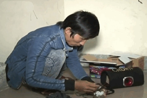 Đệ đang diễn lại cách chế tạo quả mìn gây ra vụ nổ trên xe khách giường nằm vào ngày 30/9