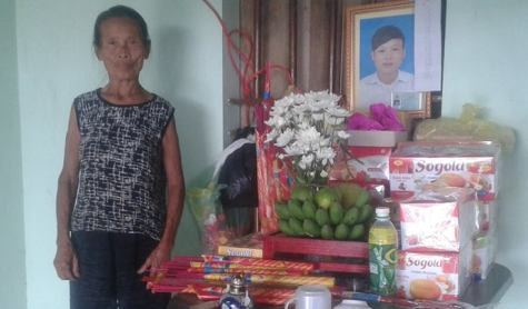 Bà Võ Thị P. (bà nội Ngọc Anh) đau đớn đứng trước bàn thờ mới lập của cháu mình vừa bị chính con trai mình đánh chết Bà Võ Thị P. (bà nội Ngọc Anh) đau đớn đứng trước bàn thờ mới lập của cháu mình vừa bị chính con trai mình đánh chết