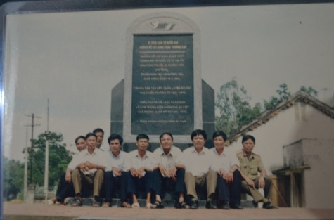 Bức ảnh của các cựu chiến binh chụp lại khi công trình Di tích lịch sử đường Hồ Chí Minh khi vừa hoàn thành