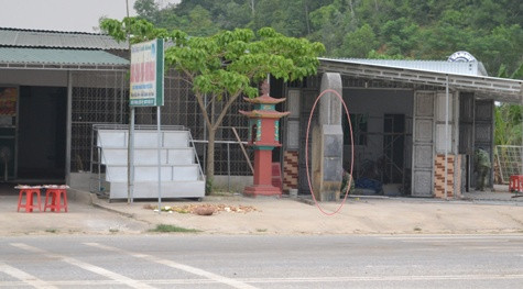Bia Di tích lịch sử Quốc gia mốc đường Hồ Chí Minh tại xóm 6, xã Khai Sơn, Anh Sơn, Nghệ An đã bị nhà hàng Canh Khoa xây dựng lấn chiếm, xâm hại (trong khoanh tròn đỏ)