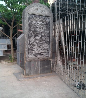 Không những bị lấn chiếm mà mốc di tích lịch sử này còn bị xâm hại xóa hết thông tin trên bia di tích