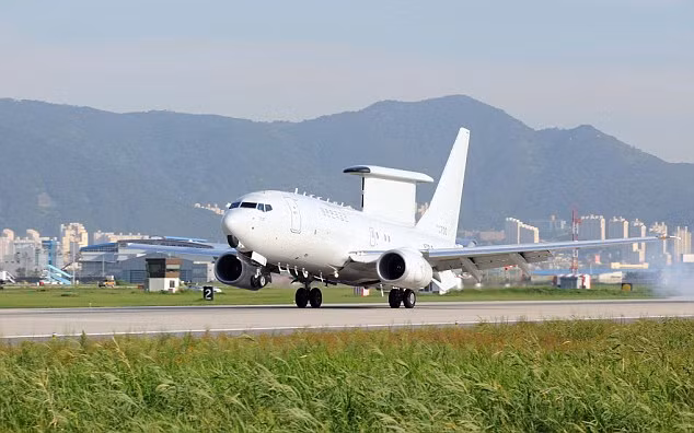 Được biết, không quân Hàn Quốc đã ký kết hợp đồng trị giá 1,6 tỷ USD với hãng Boeing của Mỹ vào tháng 11/2006. Theo đó, quân đội Hàn Quốc sẽ nhận tổng cộng 4 máy bay cảnh báo sớm E-737 từ hãng Boeing và các chương trình đào tạo nhận sự, hậu cần kèm theo cho đến năm 2012.