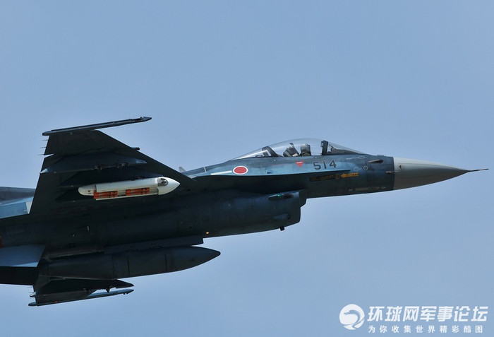 Buồng lái F-2 được lắp đặt màn hình hiển thị tinh thể lỏng cỡ lớn tiên tiến hơn so với CRT