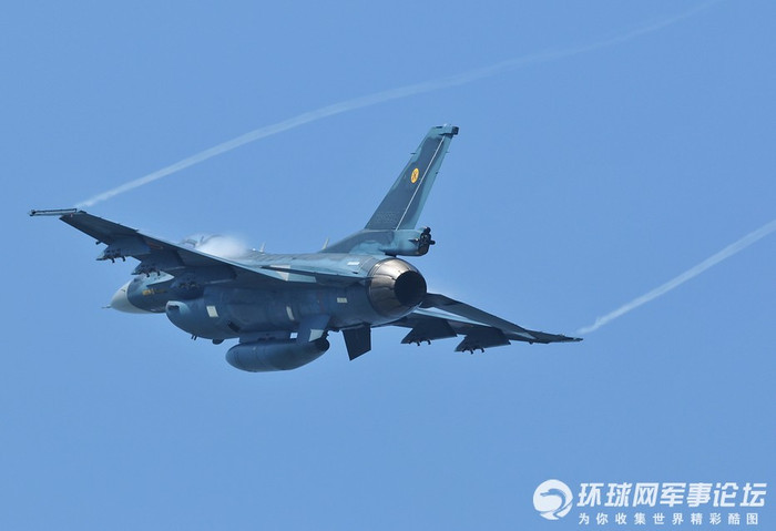 Hai cánh chính của F-2 được chế tạo ở hai bờ Thái Bình Dương - một hợp đồng độc nhất vô nhị giữa Nhật-Mỹ