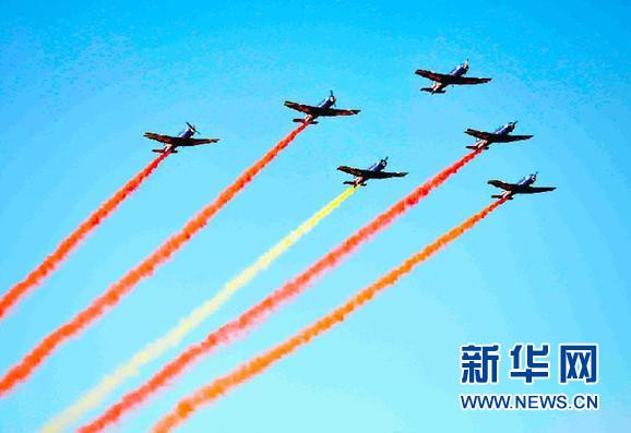 Phi đội “Đôi cánh bầu trời” đang tập luyện. Phi đội “Đôi cánh bầu trời” đang tập luyện.