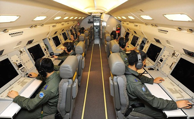 Bên trong máy bay cảnh báo sớm Peace Eye