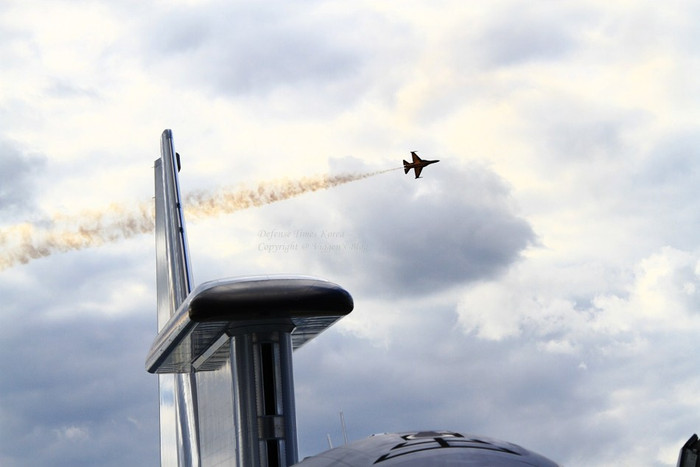 Một máy bay chiến đấu bay qua máy bay cảnh báo sớm Peace Eye.