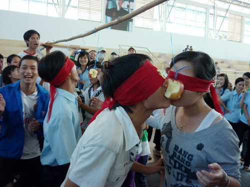 Cắn lê hay....môi chạm môi? Cắn lê hay....môi chạm môi?