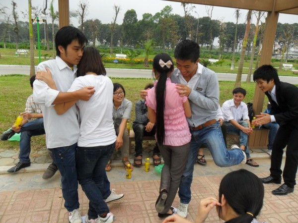 Đứng trên giấy....va chạm thân thể là không thể tránh Đứng trên giấy....va chạm thân thể là không thể tránh