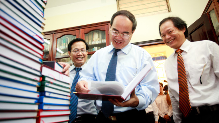 Ủy viên Bộ Chính trị, Chủ tịch Ủy ban Trung ương Mặt trận Tổ quốc Việt Nam Nguyễn Thiện Nhân trong một lần về thăm trường. Ảnh nhà trường cung cấp Ủy viên Bộ Chính trị, Chủ tịch Ủy ban Trung ương Mặt trận Tổ quốc Việt Nam Nguyễn Thiện Nhân trong một lần về thăm trường. Ảnh nhà trường cung cấp