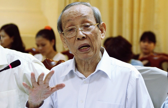 GS. Trần Hồng Quân cho rằng, nên tách hai kỳ thi thành riêng biệt, vì mục tiêu của hai khâu là khác nhau. Ảnh Phương Thảo GS. Trần Hồng Quân cho rằng, nên tách hai kỳ thi thành riêng biệt, vì mục tiêu của hai khâu là khác nhau. Ảnh Phương Thảo
