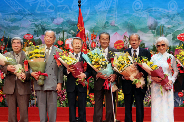 Tri ân các nhà giáo lão thành của mái trường Văn Khoa và Tổng hợp xưa kia. Ảnh Phương Thảo Tri ân các nhà giáo lão thành của mái trường Văn Khoa và Tổng hợp xưa kia. Ảnh Phương Thảo