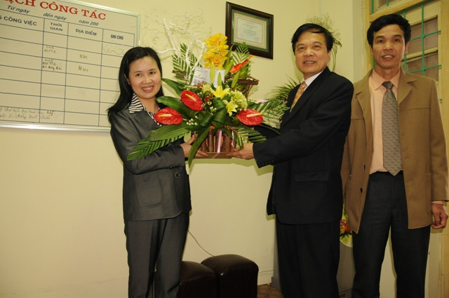 PGS.TS Đặng Kim Vui tặng hoa chúc mừng GS. TS Lê Thị Thanh Nhàn. Ảnh Đại học Thái Nguyên