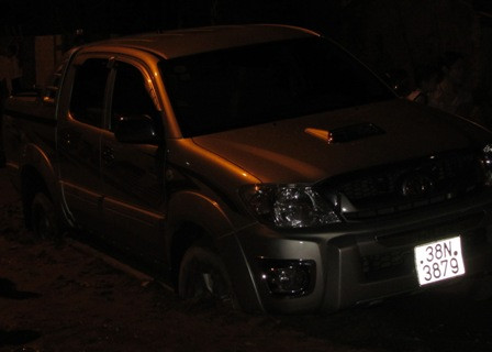 Một trong hai chiếc xe các đối tượng dùng để gây án bị bắt giữ trên đường tháo chạy. Một trong hai chiếc xe các đối tượng dùng để gây án bị bắt giữ trên đường tháo chạy.