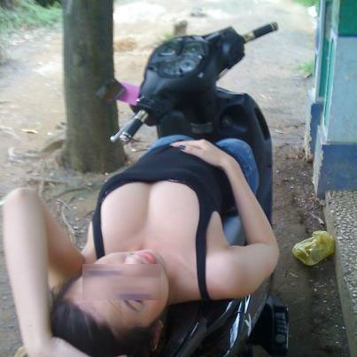 Những hội nhóm này liên tục cập nhật những hình ảnh phụ nữ gợi cảm. Tham gia vào hội này, các "phi công" được chia cấp bậc. Thực chất việc đi cùng "máy bay già" như thế nào sẽ thể hiện được đẳng cấp của "phi công trẻ" này. "Phi công" có thể là những người chưa vợ nhưng cũng có rất nhiều các thành viên đã có vợ nhưng vẫn ham muốn của lạ. (Ảnh: Hình ảnh một phụ nữ được mang ra để bàn tán trên trang của Hội phi công trẻ). Những hội nhóm này liên tục cập nhật những hình ảnh phụ nữ gợi cảm. Tham gia vào hội này, các "phi công" được chia cấp bậc. Thực chất việc đi cùng "máy bay già" như thế nào sẽ thể hiện được đẳng cấp của "phi công trẻ" này. "Phi công" có thể là những người chưa vợ nhưng cũng có rất nhiều các thành viên đã có vợ nhưng vẫn ham muốn của lạ. (Ảnh: Hình ảnh một phụ nữ được mang ra để bàn tán trên trang của Hội phi công trẻ).