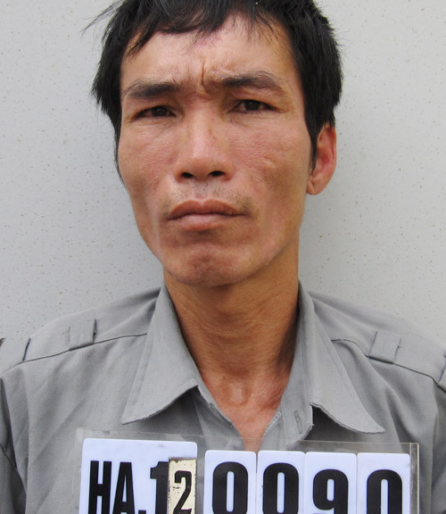 Một trường hợp đau lòng của mối quan hệ "máy bay - phi công" này là trường hợp của bà Nguyễn Thị Vân (SN 1960). Không facebook, không tham gia hội nhóm nào nhưng bà Vân lại là nạn nhân của mối quan hệ tình cảm lệch lạc này. Cặp kè với một "phi công" kém mình 11 tuổi là Đỗ Huy Phong (SN 1971), bà đã bị chính "phi công" của mình sát hại một cách dã man ngay tại nhà riêng của bà ở số 18/15, khu dân cư Kiều Sơn, phường Đằng Lâm – quận Hải An - Hải Phòng vào sáng sớm ngày 26-5. (Ảnh: Kẻ thủ ác Đỗ Huy Phong) Một trường hợp đau lòng của mối quan hệ "máy bay - phi công" này là trường hợp của bà Nguyễn Thị Vân (SN 1960). Không facebook, không tham gia hội nhóm nào nhưng bà Vân lại là nạn nhân của mối quan hệ tình cảm lệch lạc này. Cặp kè với một "phi công" kém mình 11 tuổi là Đỗ Huy Phong (SN 1971), bà đã bị chính "phi công" của mình sát hại một cách dã man ngay tại nhà riêng của bà ở số 18/15, khu dân cư Kiều Sơn, phường Đằng Lâm – quận Hải An - Hải Phòng vào sáng sớm ngày 26-5. (Ảnh: Kẻ thủ ác Đỗ Huy Phong)