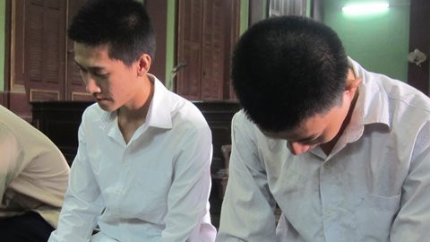 Một trường hợp khác là mối quan hệ của chị Nguyễn Thị Hoài Tâm với "phi công" Tăng Hiến Đức. Đức mới 24 tuổi nhưng đã cặp kè với chị Tâm hơn y nhiều tuổi và đã từng có một đời chồng. Vì thấy chồng cũ chị Tâm hay qua lại nên Đức nảy ra ý định bắt cóc con chị Tâm để tống tiền 300 triệu. (Ảnh: Gã "phi công trẻ" Tăng Hiến Đức và đồng bọn trong vụ bắt cóc tống tiền "máy bay"). Một trường hợp khác là mối quan hệ của chị Nguyễn Thị Hoài Tâm với "phi công" Tăng Hiến Đức. Đức mới 24 tuổi nhưng đã cặp kè với chị Tâm hơn y nhiều tuổi và đã từng có một đời chồng. Vì thấy chồng cũ chị Tâm hay qua lại nên Đức nảy ra ý định bắt cóc con chị Tâm để tống tiền 300 triệu. (Ảnh: Gã "phi công trẻ" Tăng Hiến Đức và đồng bọn trong vụ bắt cóc tống tiền "máy bay").