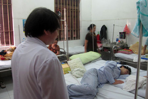 Vì ham muốn sex quá độ, rất nhiều người đã tự biến mình thành nô lệ, gây ảnh hưởng nghiêm trọng đến sức khỏe, tinh thần. Những hội nhóm bệnh hoạn này được thành lập một cách tự do và hoạt động cũng tự do không kém. Điều này đã dẫn đến việc lệch chuẩn về đạo đức của một bộ phận cư dân mạng. (Ảnh: Nhiều người vì nghiện sex phải đi điều trị ở bệnh viện). Vì ham muốn sex quá độ, rất nhiều người đã tự biến mình thành nô lệ, gây ảnh hưởng nghiêm trọng đến sức khỏe, tinh thần. Những hội nhóm bệnh hoạn này được thành lập một cách tự do và hoạt động cũng tự do không kém. Điều này đã dẫn đến việc lệch chuẩn về đạo đức của một bộ phận cư dân mạng. (Ảnh: Nhiều người vì nghiện sex phải đi điều trị ở bệnh viện).