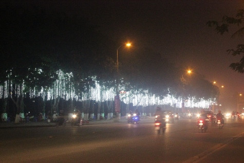 Ánh đèn rực rỡ khiến không khí xuân càng ngập tràn thành phố đỏ (ảnh Xuân Hòa)