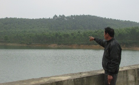 Trong lúc chờ thì nhiều hộ gia đình vẫn hàng ngày xót xa nhìn lại khu vực cây cối của mình trước đây nay đã nằm dưới nước hồ (ảnh Xuân Hòa) Trong lúc chờ thì nhiều hộ gia đình vẫn hàng ngày xót xa nhìn lại khu vực cây cối của mình trước đây nay đã nằm dưới nước hồ (ảnh Xuân Hòa)