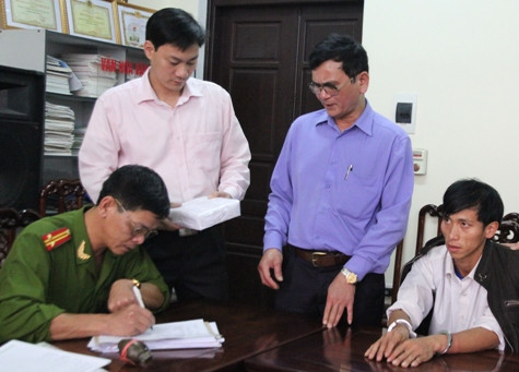 Đối tượng Lầu Bá Dềnh (người đeo còng) cùng quả lựu đạn tại cơ quan điều tra Đối tượng Lầu Bá Dềnh (người đeo còng) cùng quả lựu đạn tại cơ quan điều tra