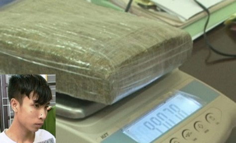 Hiếu cùng số tang vật thu giữ được tại cơ quan điều tra (ảnh công an Nghệ An) Hiếu cùng số tang vật thu giữ được tại cơ quan điều tra (ảnh công an Nghệ An)