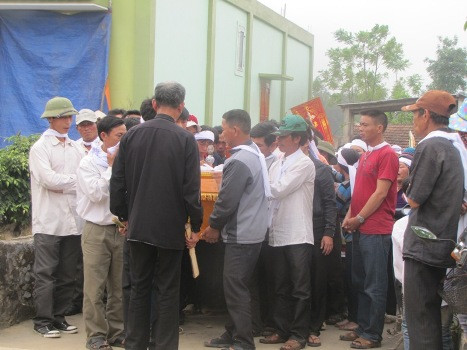 Gia đình ông Trường đã làm lễ an táng cho nạn nhân nhưng cho đến nay Sở Y tế Nghệ An vẫn chưa nhận được báo cáo về vụ việc trên Gia đình ông Trường đã làm lễ an táng cho nạn nhân nhưng cho đến nay Sở Y tế Nghệ An vẫn chưa nhận được báo cáo về vụ việc trên