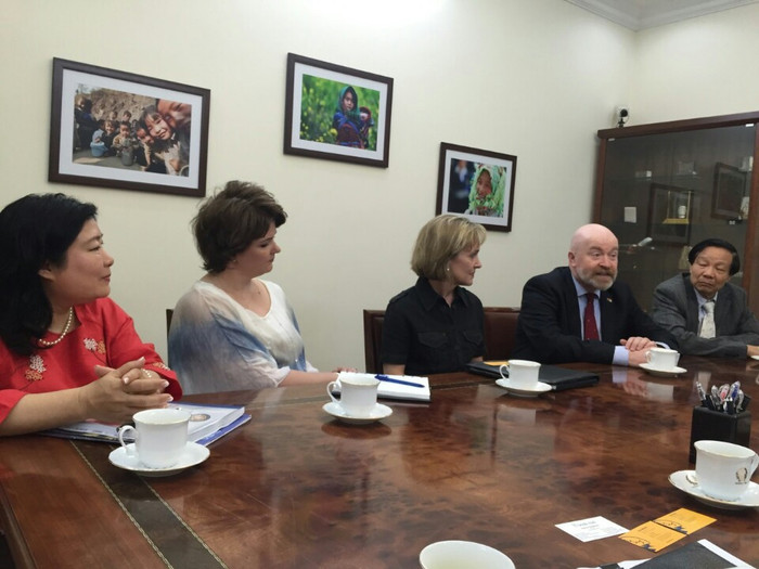 Các lãnh đạo AVU&amp;C cùng các chuyên gia quốc tế trong buổi làm việc.