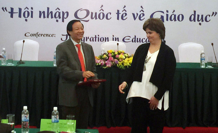 Ông Phan Quang Trung thay mặt Hiệp hội các trường đại học, cao đẳng Việt Nam trao bản hợp tác về giáo dục với nước ngoài. Ảnh Xuân Trung Ông Phan Quang Trung thay mặt Hiệp hội các trường đại học, cao đẳng Việt Nam trao bản hợp tác về giáo dục với nước ngoài. Ảnh Xuân Trung