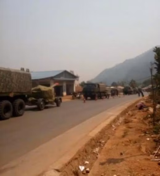 Quân đội Trung Quốc tập kết ở biên giới Myanmar (nguồn mạng sina TQ)