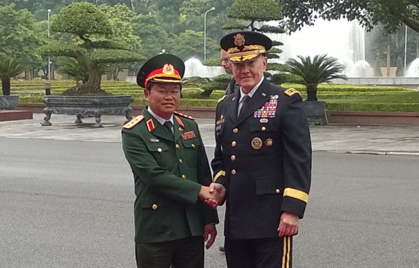 Năm 2014, Chủ tịch Hội đồng tham mưu trưởng Liên quân Mỹ Martin Dempsey đến thăm Việt Nam (ảnh tư liệu) Năm 2014, Chủ tịch Hội đồng tham mưu trưởng Liên quân Mỹ Martin Dempsey đến thăm Việt Nam (ảnh tư liệu)