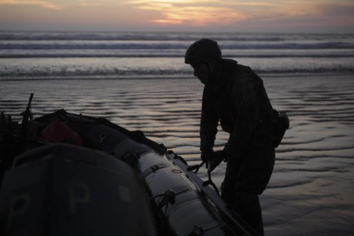 Lực lượng Phòng vệ Nhật Bản tiến hành diễn tập đột kích đổ bộ ở Southern California, Mỹ (nguồn mạng sina TQ) Lực lượng Phòng vệ Nhật Bản tiến hành diễn tập đột kích đổ bộ ở Southern California, Mỹ (nguồn mạng sina TQ)