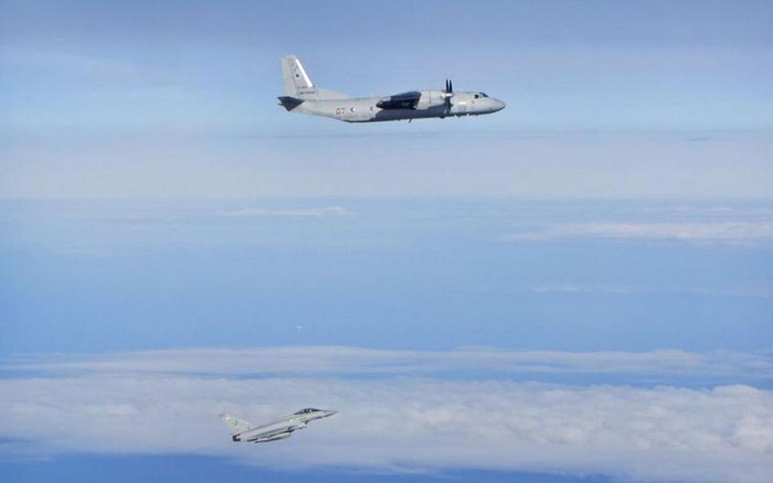 Máy bay vận tải An-26 Nga bay trên vùng trời quốc tế biển Baltic bị máy bay chiến đấu Typhoon Không quân Anh phát hiện Máy bay vận tải An-26 Nga bay trên vùng trời quốc tế biển Baltic bị máy bay chiến đấu Typhoon Không quân Anh phát hiện