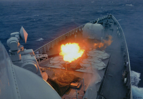 Pháo phòng thủ gần của tàu khu trục tên lửa Type 052C Hải quân Trung Quốc (nguồn mạng sina TQ)