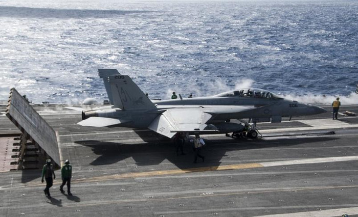 Máy bay chiến đấu F/A-18 chuẩn bị cất cánh trên tàu sân bay động cơ hạt nhân USS George Bush CVN77 của Hải quân Mỹ Máy bay chiến đấu F/A-18 chuẩn bị cất cánh trên tàu sân bay động cơ hạt nhân USS George Bush CVN77 của Hải quân Mỹ