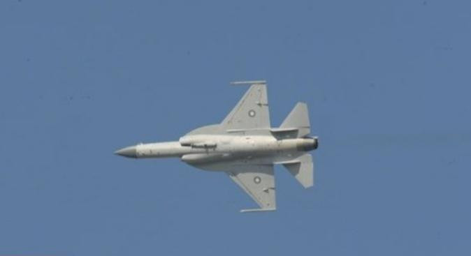 Máy bay chiến đấu JF-17 Thunder/FC-1 Kiêu Long tiến hành bay biểu diễn Máy bay chiến đấu JF-17 Thunder/FC-1 Kiêu Long tiến hành bay biểu diễn
