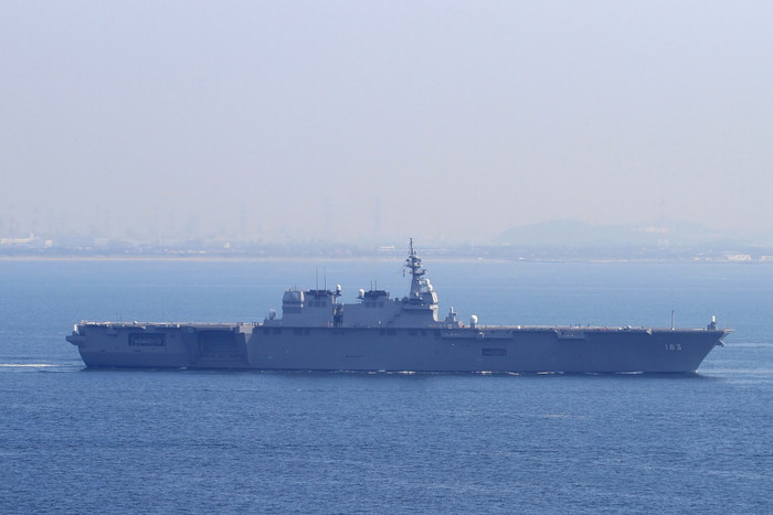 Tàu sân bay trực thăng Izumo chạy thử trên biển Tàu sân bay trực thăng Izumo chạy thử trên biển