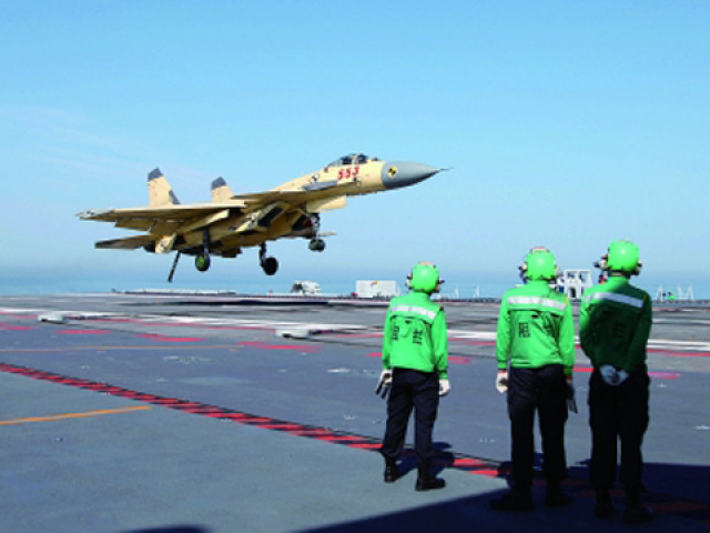 Trung Quốc huấn luyện cất hạ cánh máy bay J-15 trên tàu sân bay Liêu Ninh (ảnh tư liệu) Trung Quốc huấn luyện cất hạ cánh máy bay J-15 trên tàu sân bay Liêu Ninh (ảnh tư liệu)