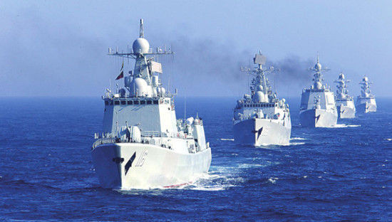 Nữ đại tá Trung Quốc Lương Phương-Đại học Trung Quốc vừa ngạo mạn tuyên bố, Quân đội Trung Quốc hiện nay đã và đang đến những khu vực &quot;có thể xảy ra chiến tranh trong tương lai&quot; để tiến hành tập trận, trong khi đó, Trung Quốc liên tục tập trận ở Biển Đông nhất là các cuộc tập trận đổ bộ đánh chiếm đảo. Trong hình là lực lượng tàu chiến Hải quân Trung Quốc tiến hành tập trận (nguồn mạng sina Trung Quốc, ảnh tư liệu)