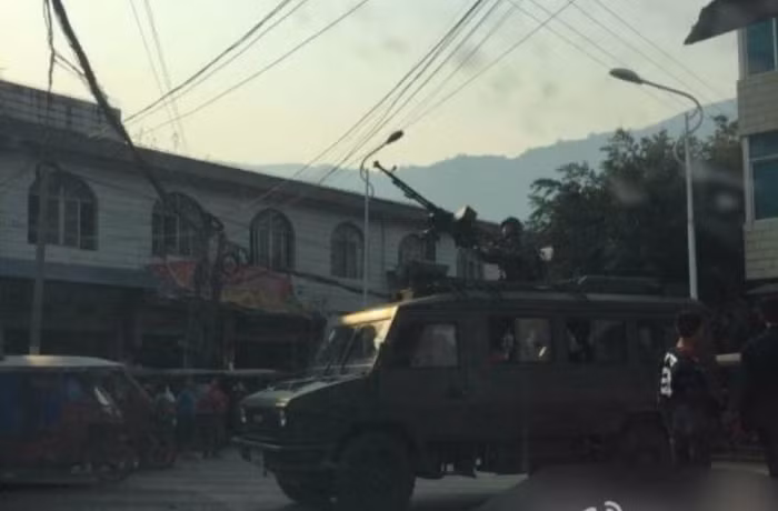 Xe quân sự Trung Quốc tập kết ở biên giới với Myanmar (nguồn mạng sina TQ)