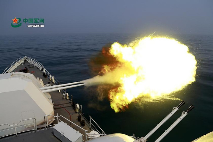 Tháng 3 năm 2015, Hạm đội Nam Hải - Hải quân Trung Quốc tổ chức tập trận ở Biển Đông: Bắn pháo chính (nguồn Tân Hoa xã) Tháng 3 năm 2015, Hạm đội Nam Hải - Hải quân Trung Quốc tổ chức tập trận ở Biển Đông: Bắn pháo chính (nguồn Tân Hoa xã)