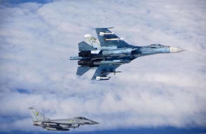 Máy bay chiến đấu Su-27 Nga bay trên bầu trời biển Baltic, bị máy bay chiến đấu Typhoon Anh đánh chặn (ảnh tư liệu)